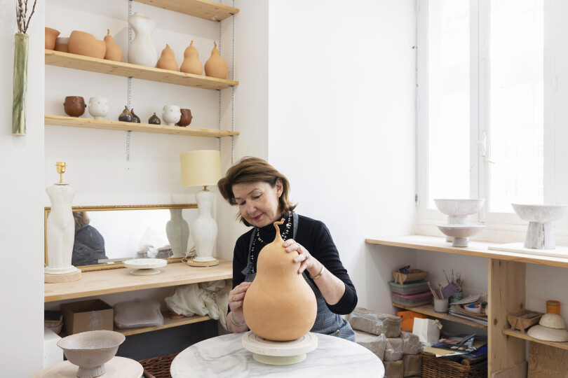À cinq minutes à pied de chez elle, Marie retrouve son atelier avec les pièces en cours et d’autres prêtes à partir.